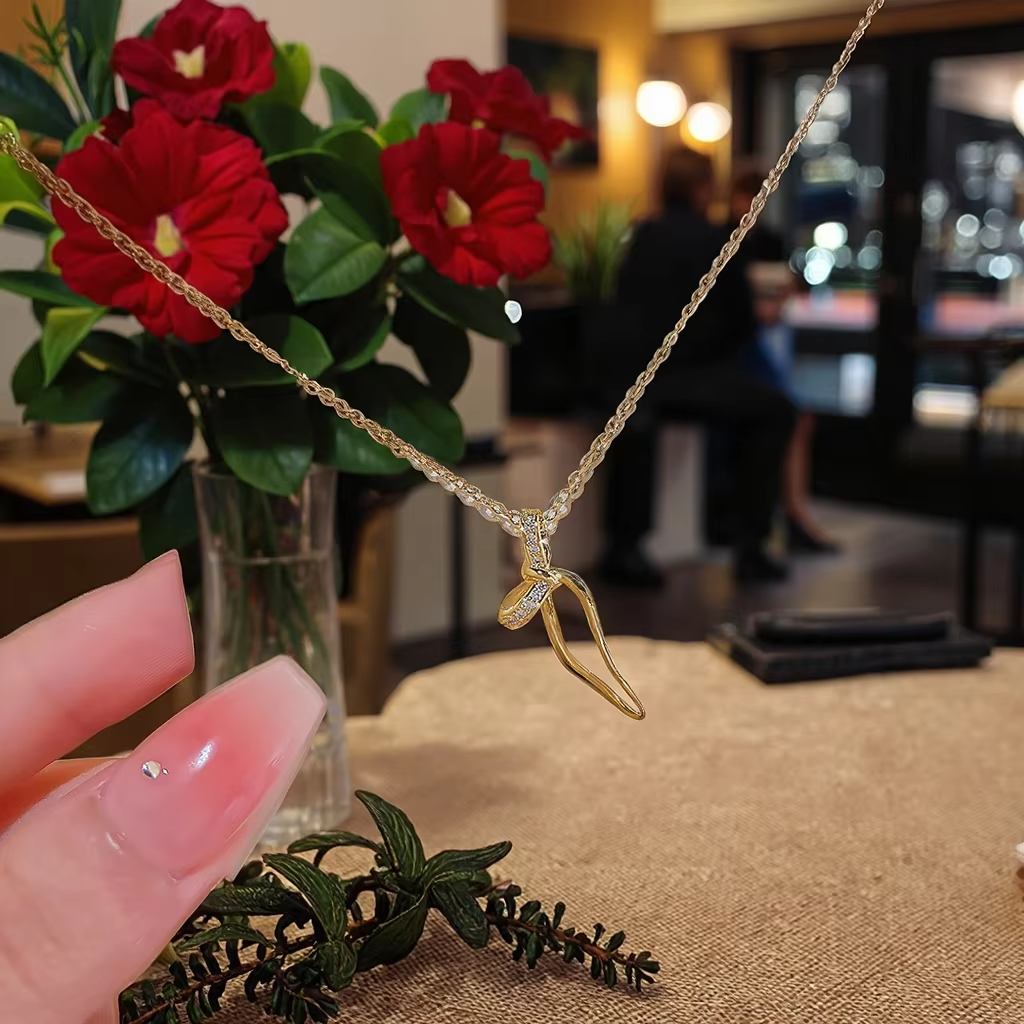 Small and Versatile Cool butterfly Pendant Necklace Women's Elegent Gold Pendant Necklaces Simple Zircon Fashion Jewelries